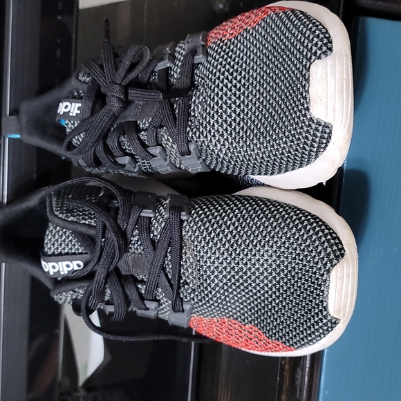 Adidas Questar Flow sneakers.  Size 6. (96) - Picture 2 of 5